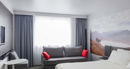 Novotel Edinburgh Centre Room Type - Standard Room with Queen-size bed and sofa
