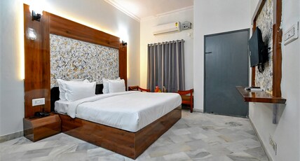 FabHotel Classic Holidays Room Type - Deluxe Room