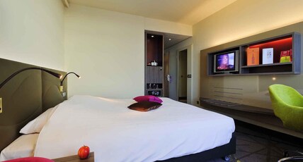 Mercure Hotel Groningen Martiniplaza Room Type - Privilege Room with 2 single beds
