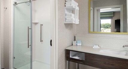 Hampton Inn & Suites by Hilton Avon Indianapolis Room Type - KING STUDIO MIC FRIDG WTBR
