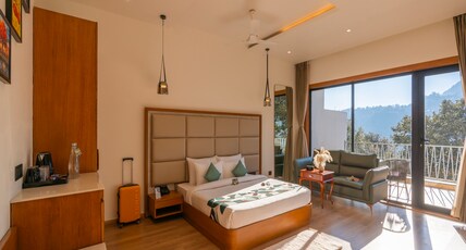 Moustache Select Nainital Room Type - Superior Room with Balcony and Lake View