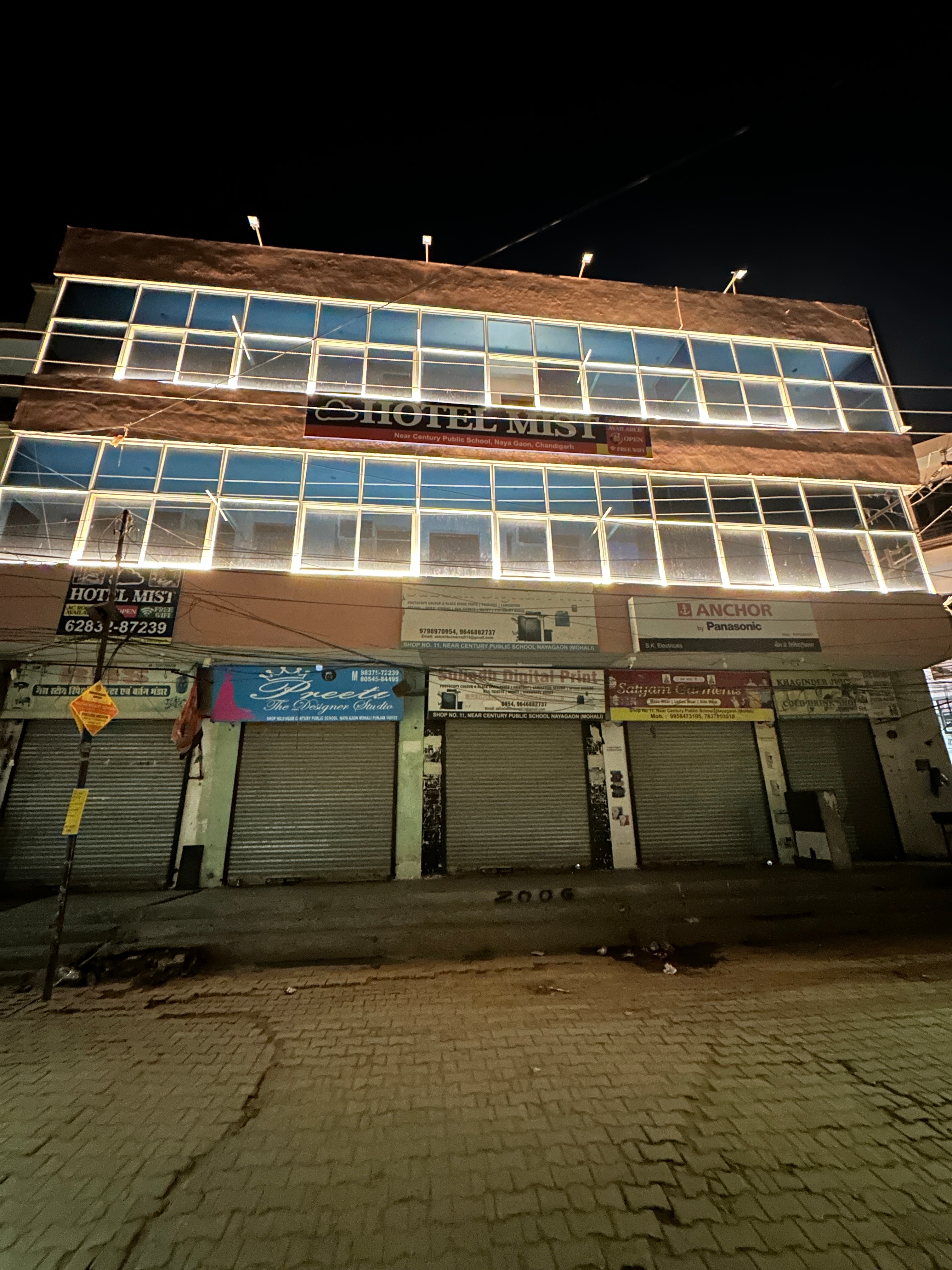 Hotel Mist - Tap to explore photos