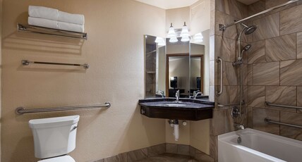 Best Western Designer Inn and Suites Room Type - Accessible - 2 Queen, Mobility Accessible, Communication Assistance, Bathtub, Non-Smoking, Full Brea Best Western Designer Inn and Suites Room Type - Accessible - 2 Queen, Mobility Accessible, Communication Assistance, Bathtub, Non-Smoking, Full Brea