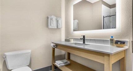 Best Western Red River Inn & Suites Room Type - 1 King Bed, Mobility Accessible, Communication Assistance, Bathtub, Non-Smoking, Full Breakfast Best Western Red River Inn & Suites Room Type - 1 King Bed, Mobility Accessible, Communication Assistance, Bathtub, Non-Smoking, Full Breakfast