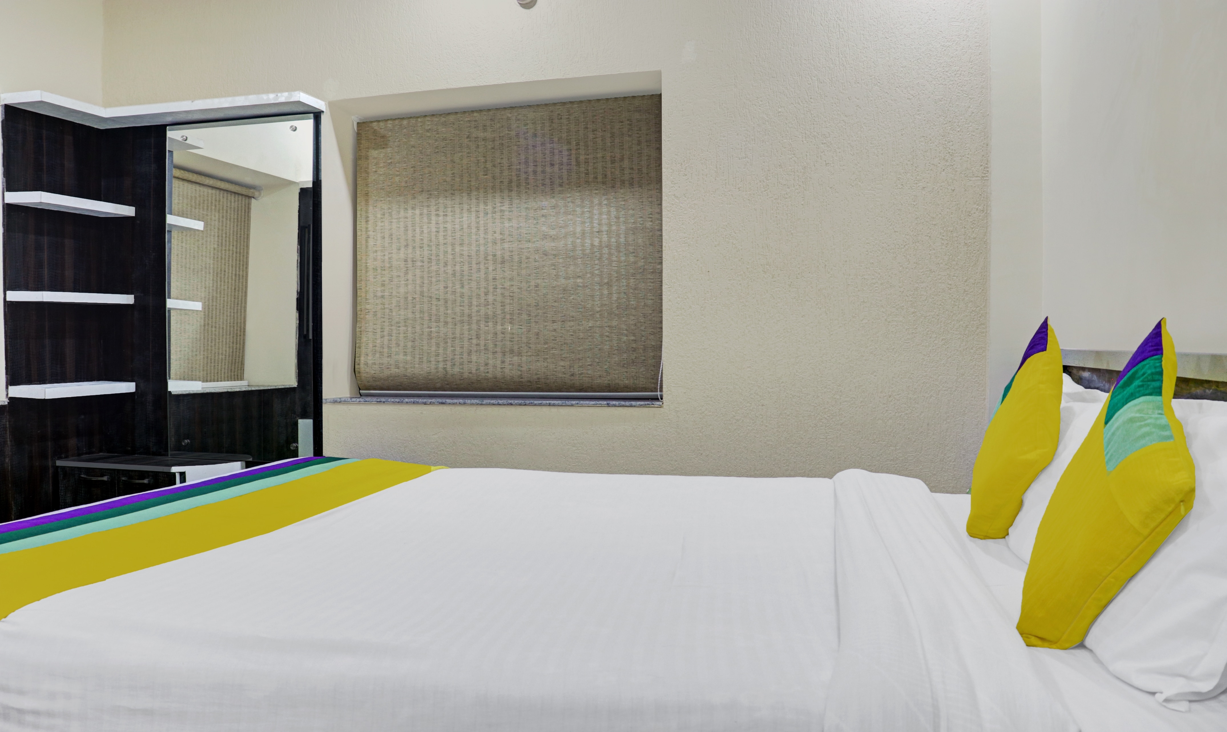 Itsy Hotels Cradle Regency - Tap to explore photos