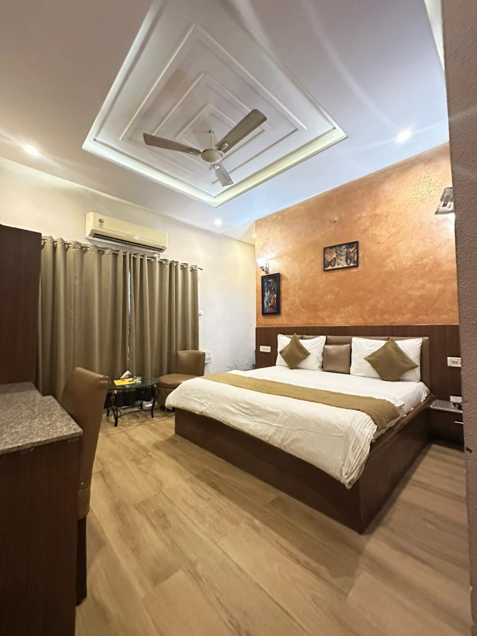 Hotel Aashyana - Tap to explore photos