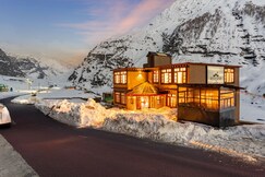 Moustache Koksar Luxuria, Sissu