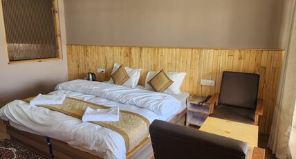 zasa Hotel Room Type - Deluxe King Bed Room with Mountain View