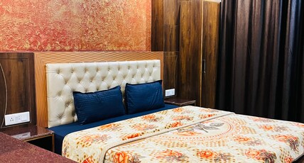 Laj Guru near Mall Road Room Type - Deluxe Room