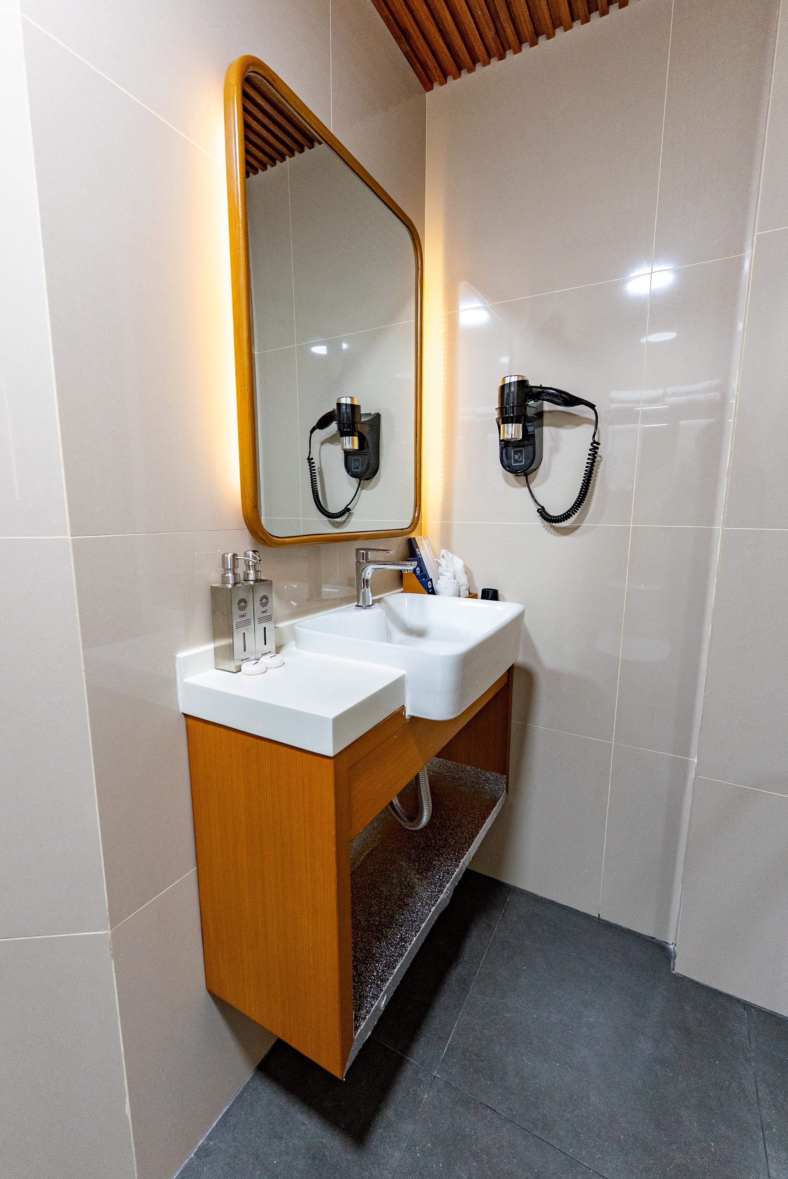 UMET Seaview Hotel with free return airport transfer - Tap to explore photos