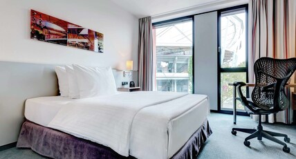 Hilton Garden Inn Stuttgart Neckar Park Room Type - 1 QUEEN BED
