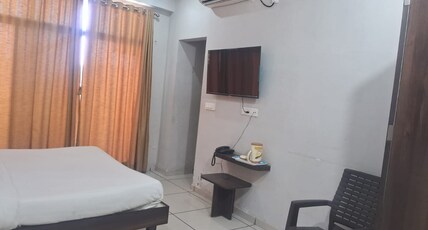 SMT. K.K. DOSHI VISHANIMA VAISHNAV ATHITHI BHUVAN Room Type - Deluxe Room
