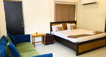 The Kolam Room Type - Executive Four Bed AC with Free Wifi