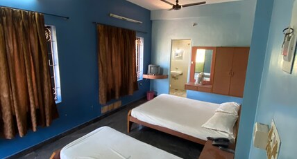 Hotel Naufal Room Type - triple bed room