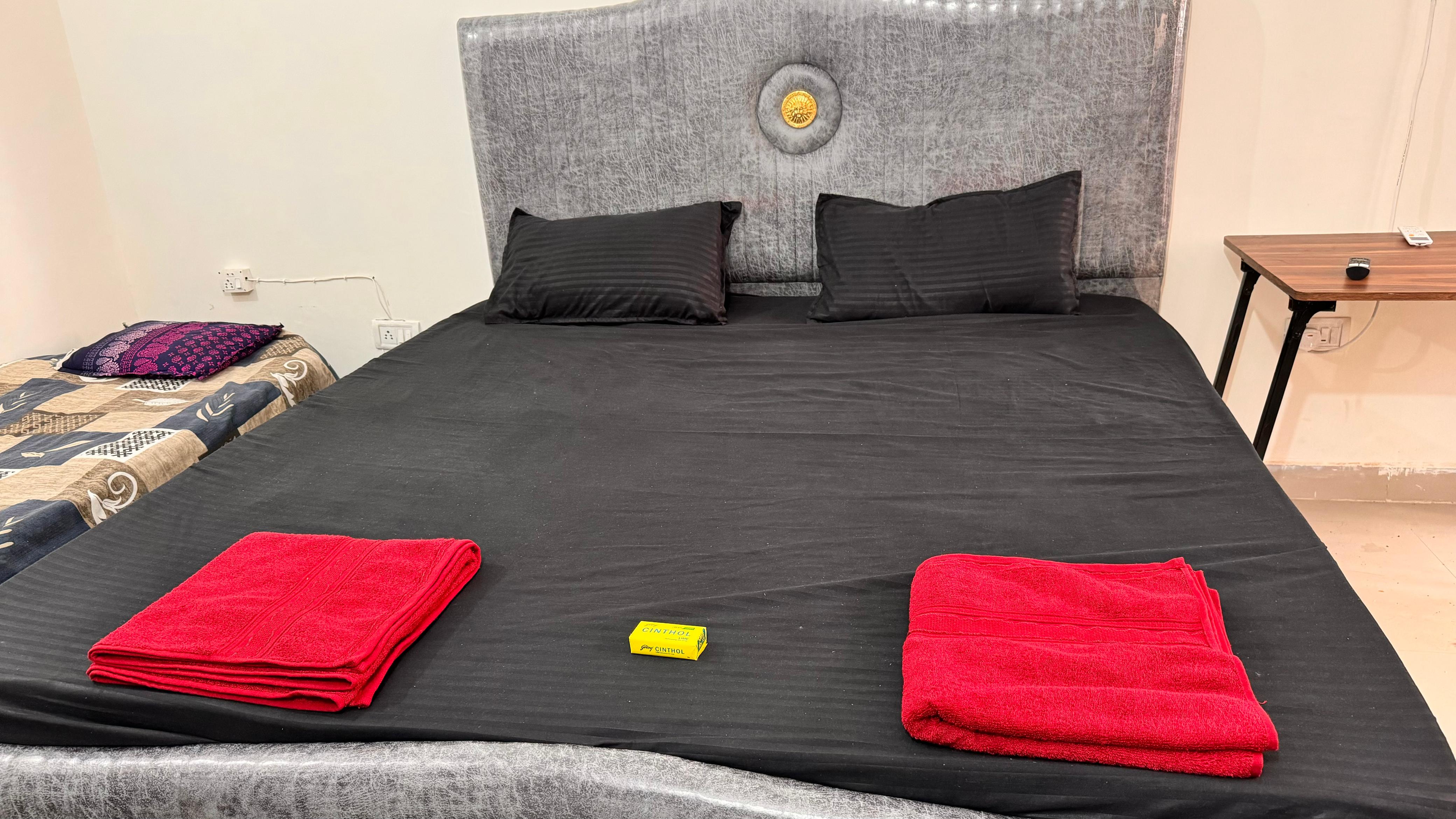Sandy's Entire Flat for peaceful stays - Tap to explore photos
