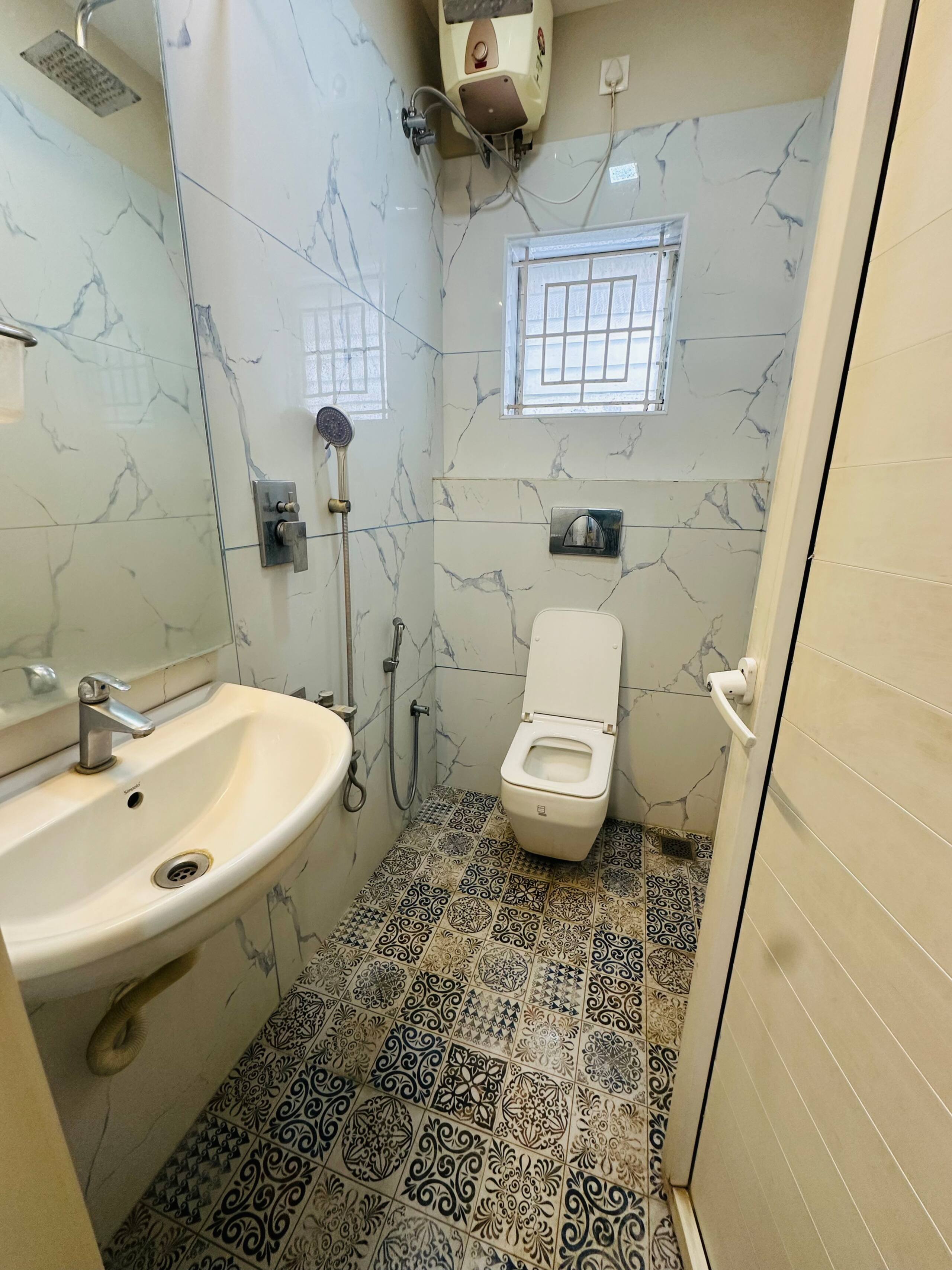 Harbour Suite Premium Studio Apartment - Tap to explore photos