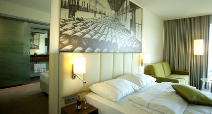 Best Western Plus Hotel Bremerhaven Room Type - 1 Queen Bed, Family Room, Harbor View, Air-Conditioned, Sofabed, Work Desk, Wi-Fi