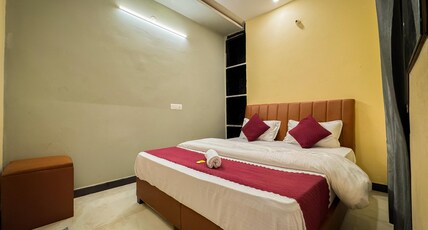 Hotel Thakur Harshit Bihari Kunj Room Type - Deluxe Room