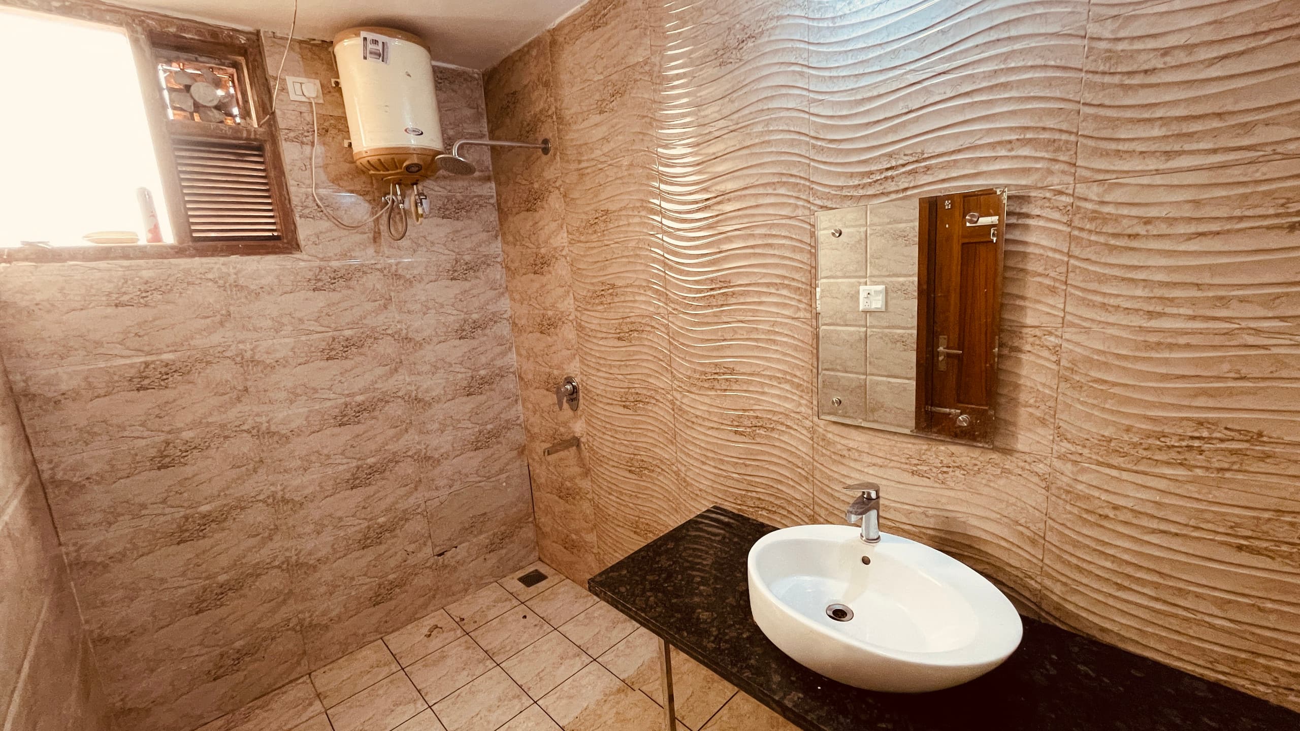 Peaceful Private Room Central Chandigarh - Tap to explore photos