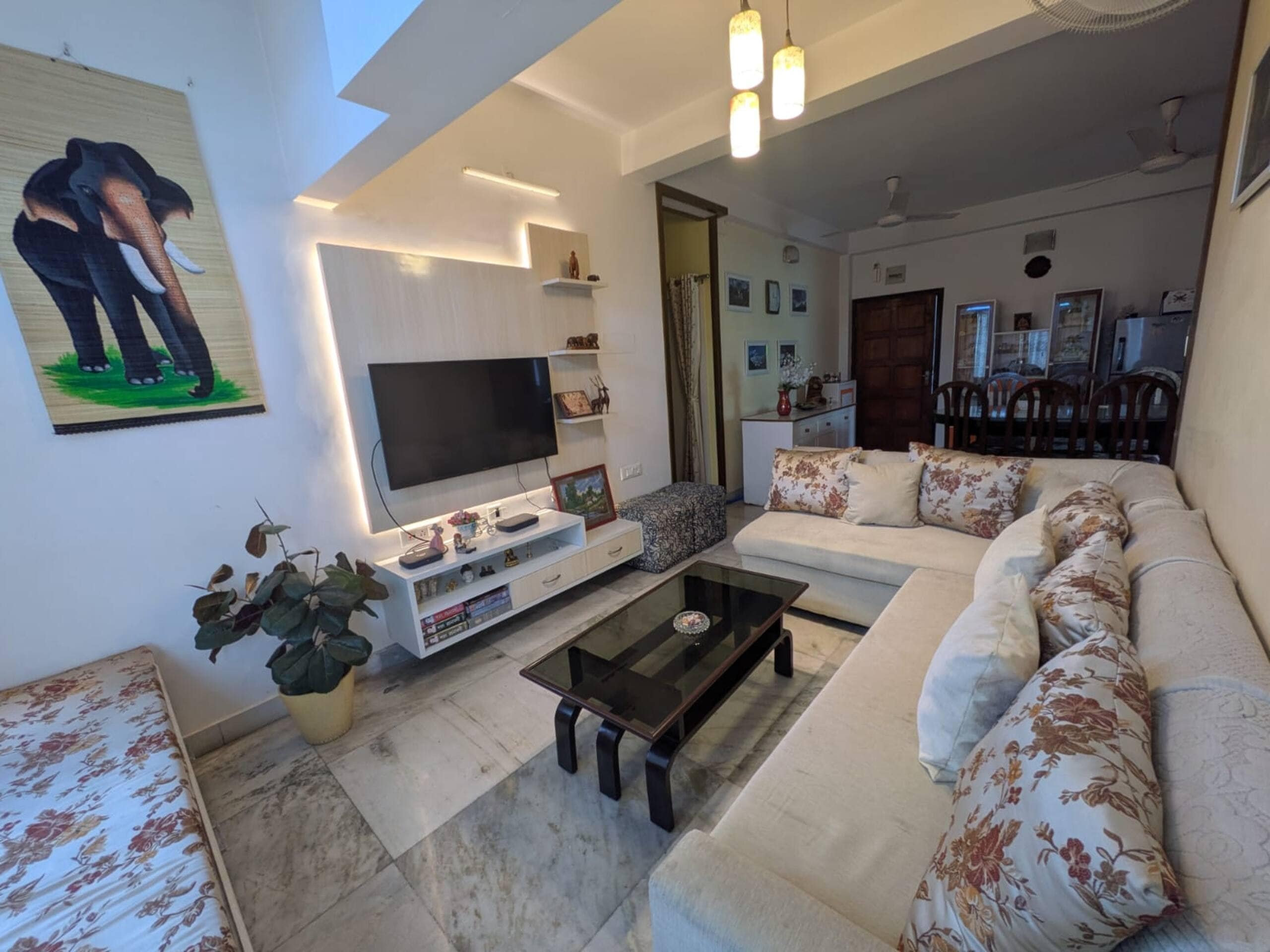 AshKrish Stays - Cozy Premium Room in an Apartment - Tap to explore photos
