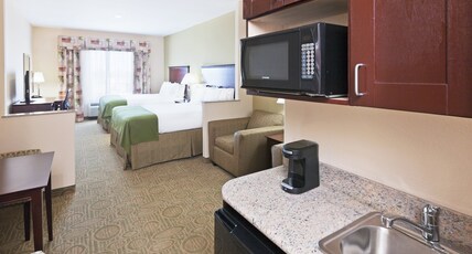 Holiday Inn Express Hotel & Suites Brownfield, an IHG Hotel Room Type - 2 Queen Suite Wet Bar