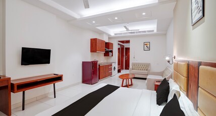 Super Townhouse Oak Sector 39 Medanta Room Type - Deluxe with Balcony