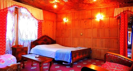 Rajas Palace Houseboats Room Type - deluxe double room Rajas Palace Houseboats Room Type - deluxe double room