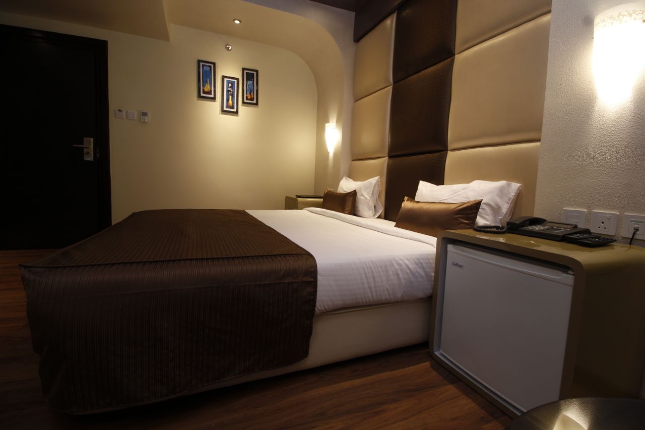 RituIvy - Tap to explore photos