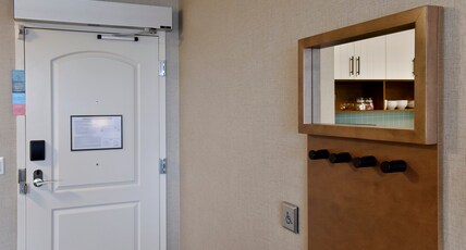 Staybridge Suites WATERLOO - ST. JACOBS AREA, an IHG hotel Room Type - 1 Kng Studio Suite Comm Access Roll Shwr