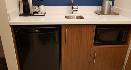 Holiday Inn Express & Suites Surrey Room Type - 1 King Suite