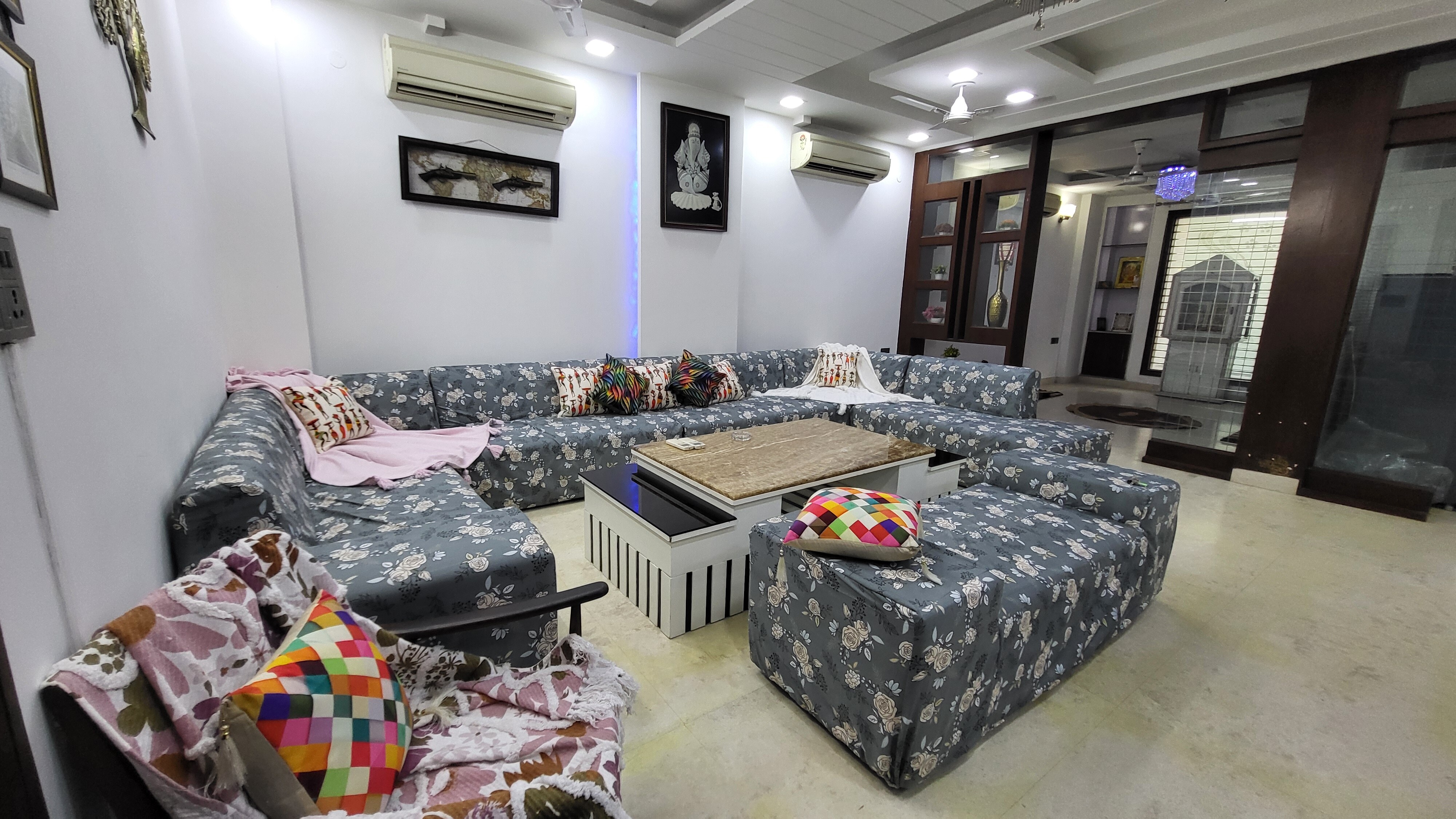 VacationBuddy Opulent Homestay 2 BHK Pitampura NSP - Tap to explore photos