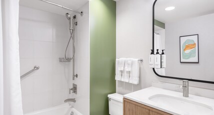 voco CHICAGO DOWNTOWN, an IHG hotel Room Type - 2 Queen Premium Bath Shower Combination
