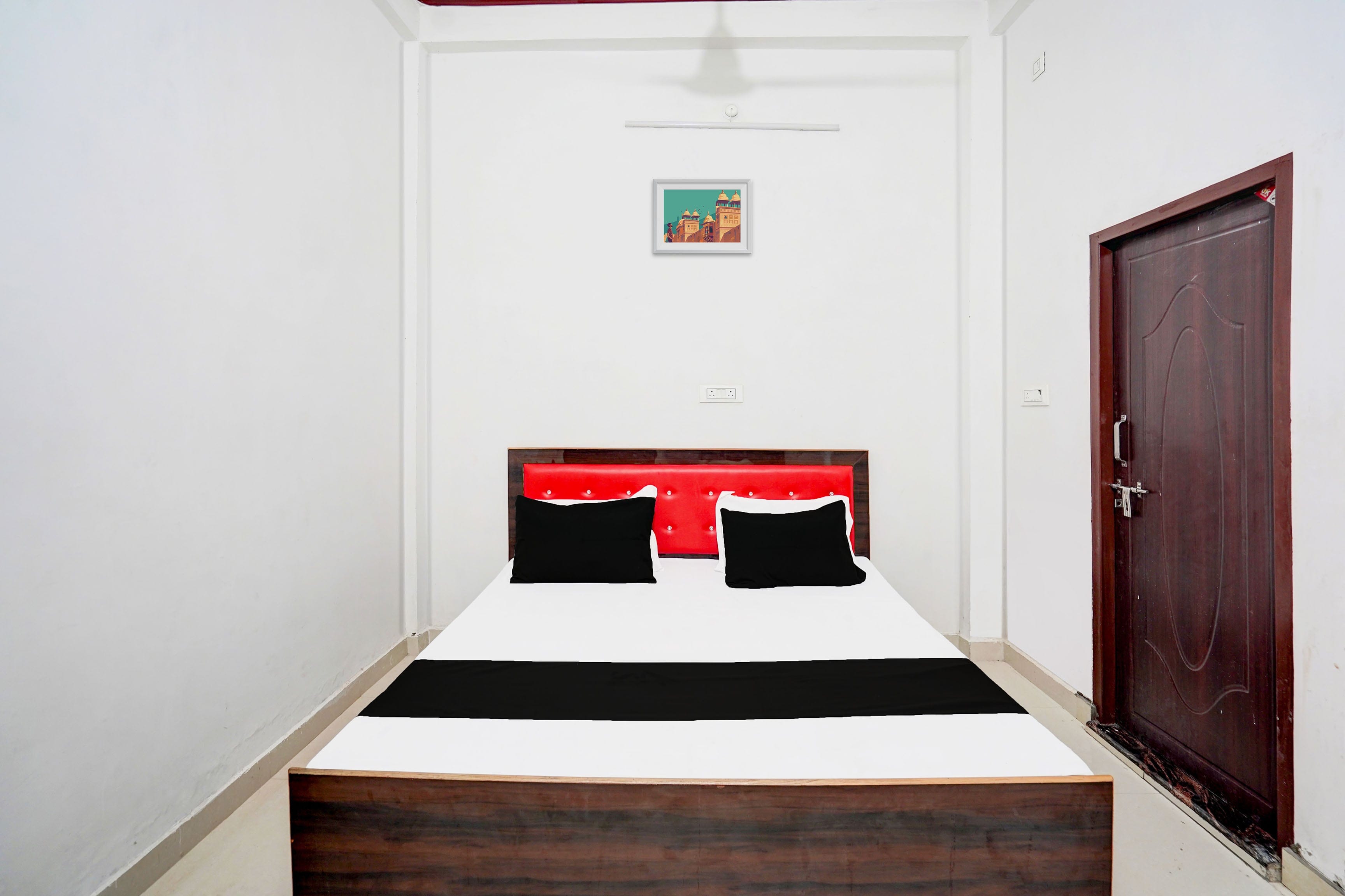 Hotel O Royal Guest House - Tap to explore photos