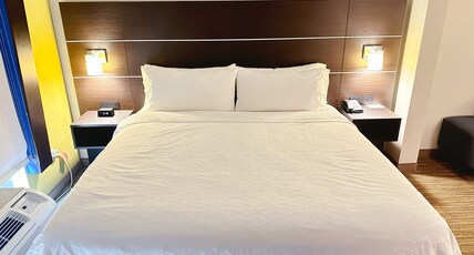 Holiday Inn Express & Suites Prospect Heights Room Type - 1 King Standard Communications Mobility Accessible Tub Holiday Inn Express & Suites Prospect Heights Room Type - 1 King Standard Communications Mobility Accessible Tub