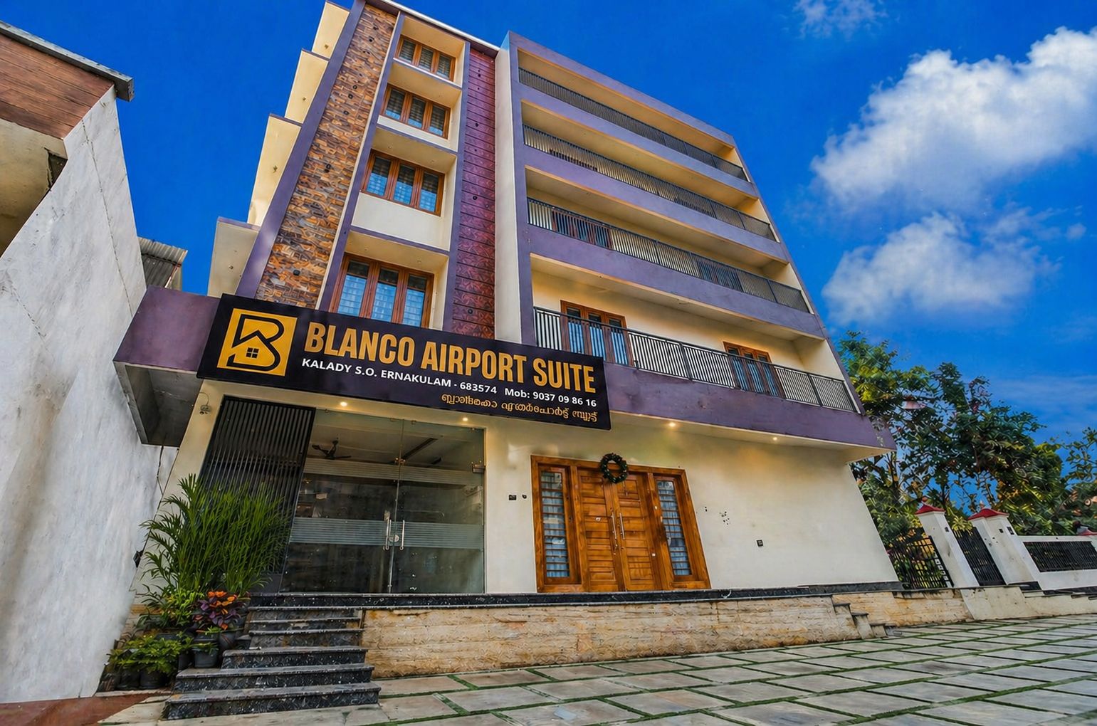 BLANCO AIRPORT SUITE - Tap to explore photos