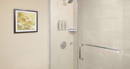 Hilton Waikiki Beach Room Type - 2 QN PREMIUM MOUNTAIN VIEW Hilton Waikiki Beach Room Type - 2 QN PREMIUM MOUNTAIN VIEW