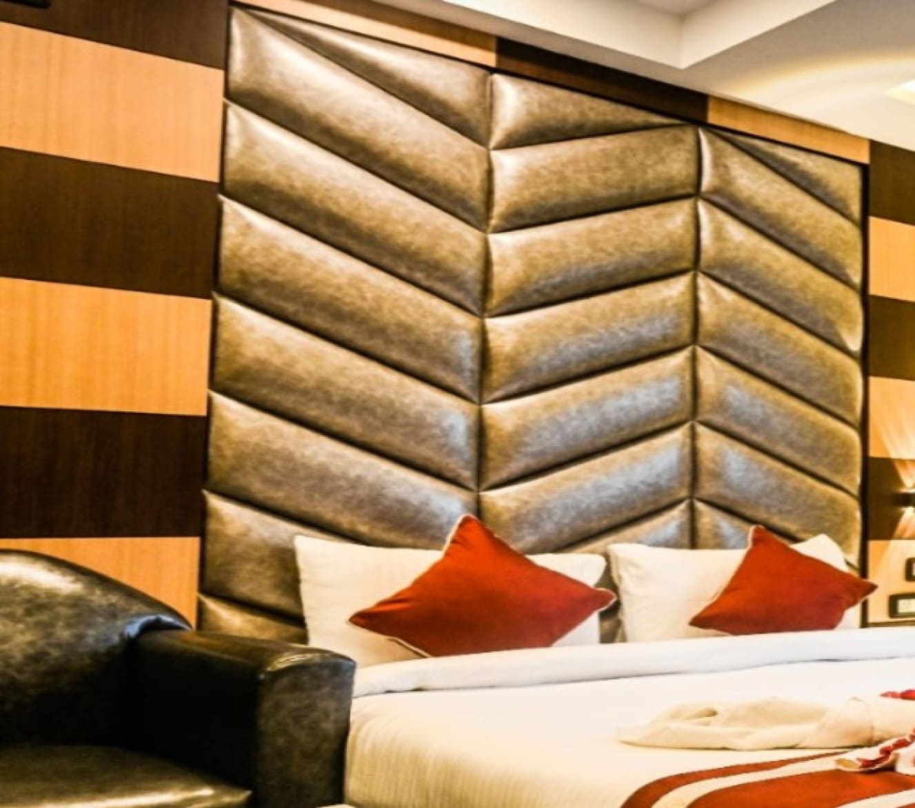 Hotel Sea Crown - Tap to explore photos