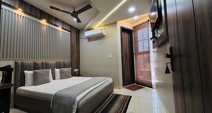 HOTEL RAJ Room Type - AC.Sup.Deluxe Rooms