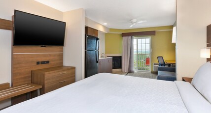 Holiday Inn Express & Suites PETOSKEY Room Type - 1 King Suite Jetted Tub