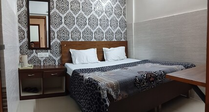 Sindhi Guest House Room Type - Standard Room with Air Conditioning