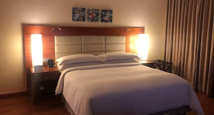 Hilton Bangalore Embassy GolfLinks Room Type - King Hilton Guestroom With Kitchenette and Bathtub Hilton Bangalore Embassy GolfLinks Room Type - King Hilton Guestroom With Kitchenette and Bathtub
