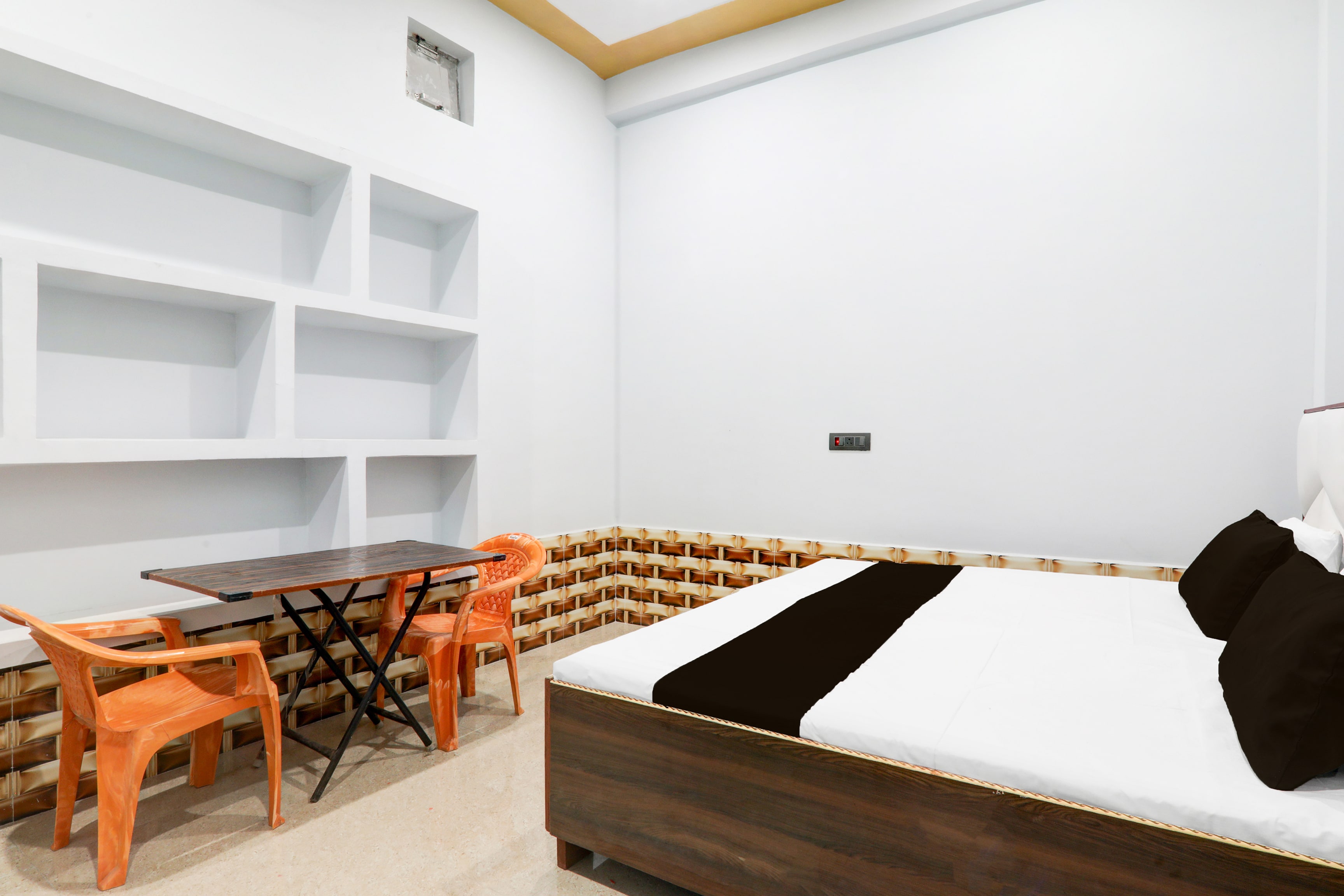 SPOT ON by OYO ROYAL VILLA HOTEL - Tap to explore photos