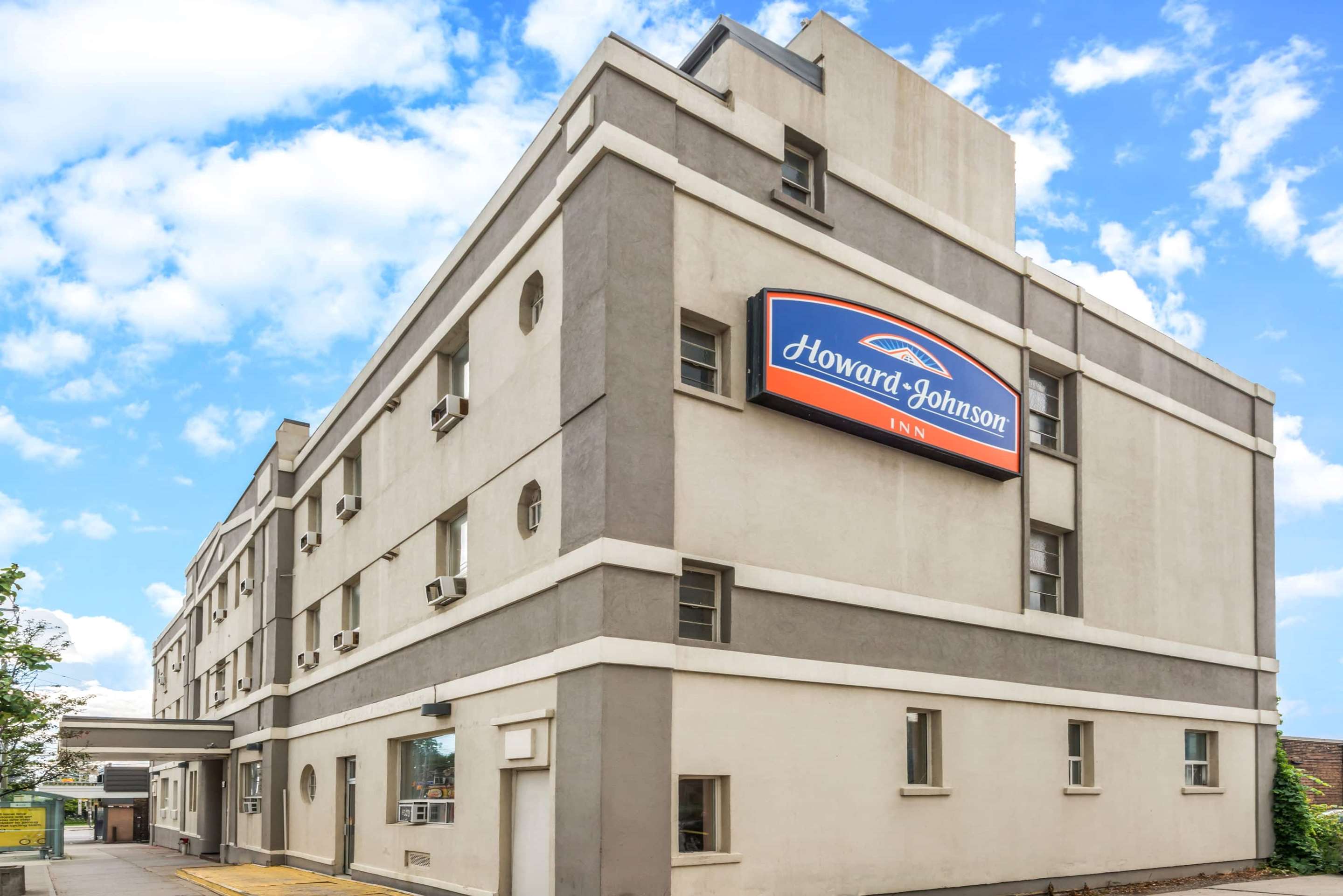 Howard Johnson by Wyndham Toronto Downtown West - Tap to explore photos