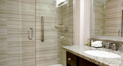 DOUBLETREE BY HILTON DENVER SE Room Type - 1 KG JR STE MOB ACCESS RIS