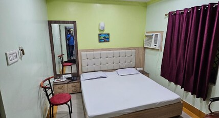 Arya Palace Room Type - Deluxe Room With AC