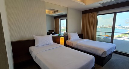 Grand Hotel Pattaya Room Type - Deluxe Twin room with sea view Grand Hotel Pattaya Room Type - Deluxe Twin room with sea view