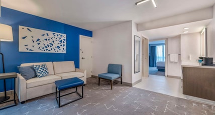 Embassy Suites Hotel Tulsa Room Type - 1 KING STE HEAR ACC NO SMK