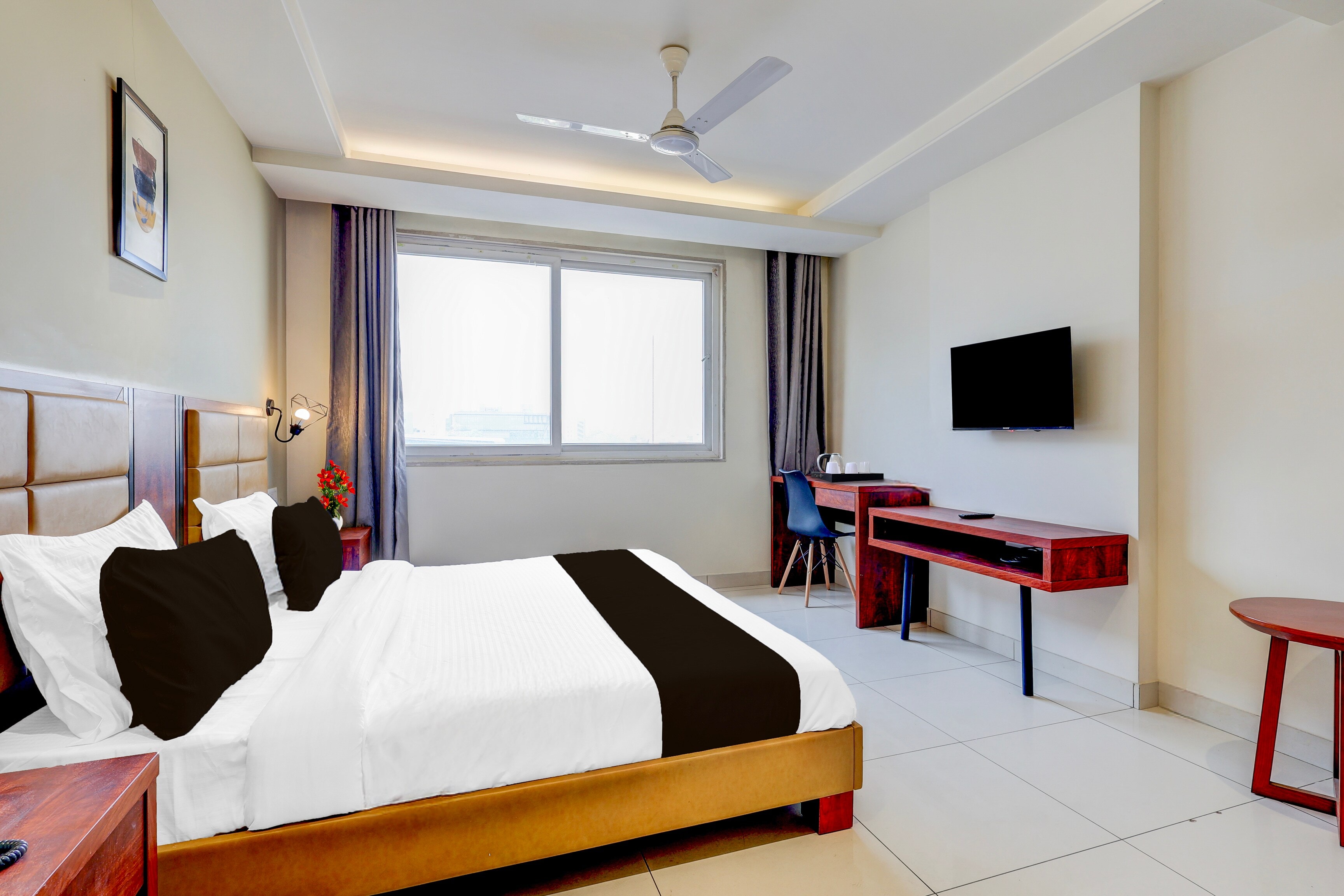 Super Townhouse Oak Sector 39 Medanta - Tap to explore photos