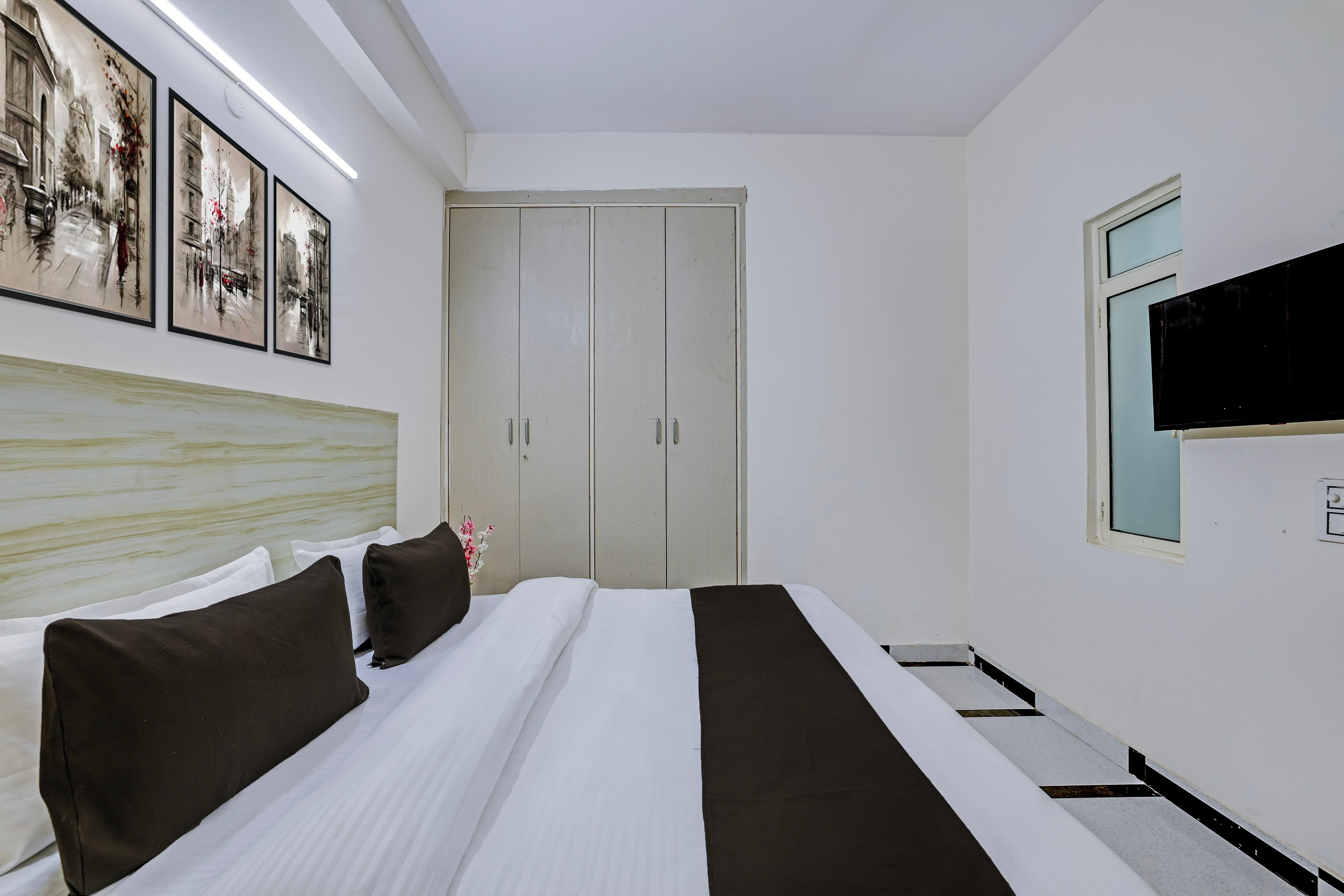 Super Hotel O DLF Phase 1 Metro Station Gurugram - Tap to explore photos