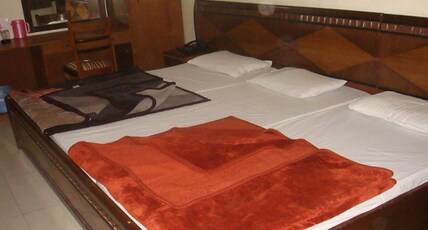 Arya Tourist Lodge Room Type - Deluxe Four Bed (Family) Room